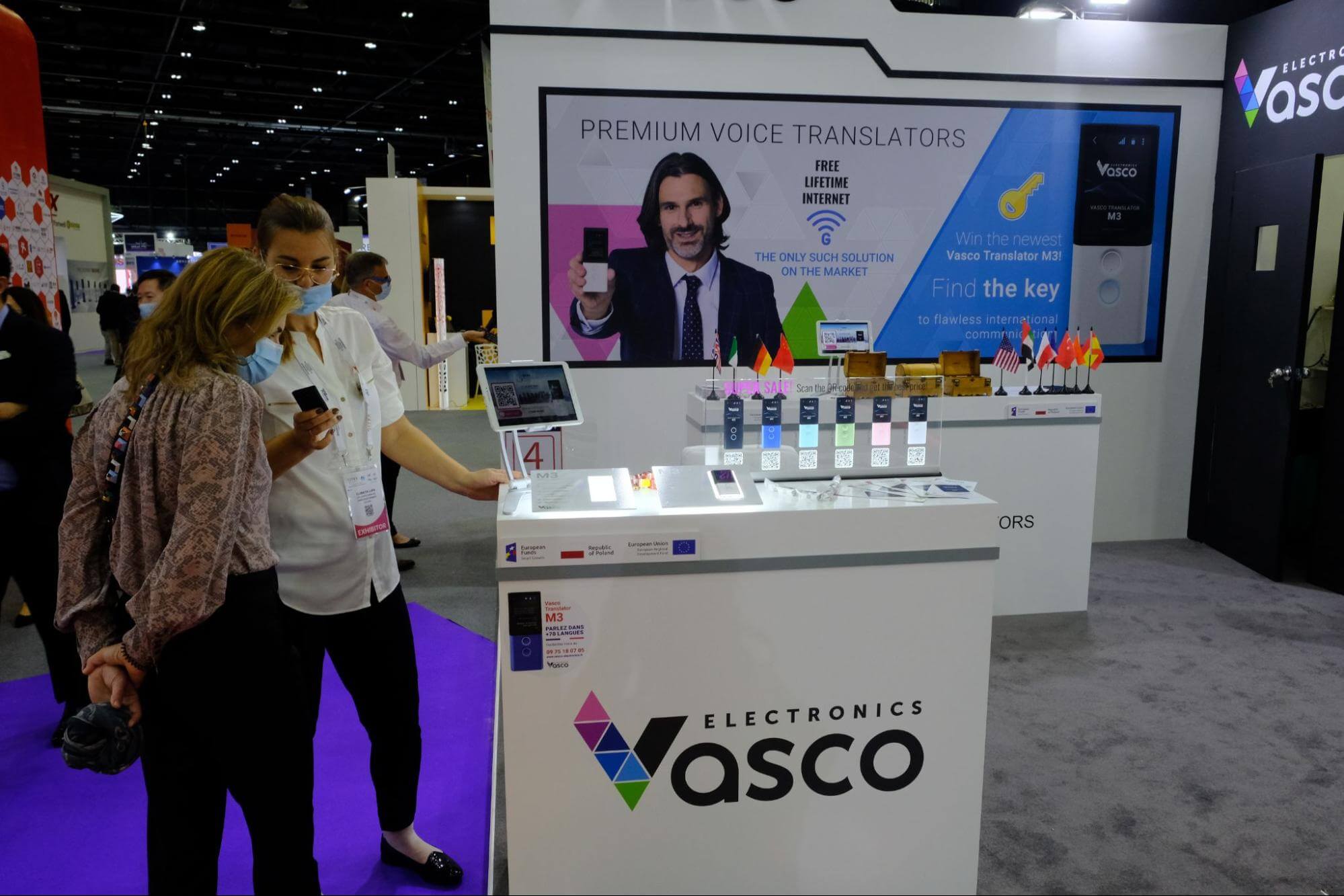 A Vasco Electronics standja látogatókkal a GITEX-en