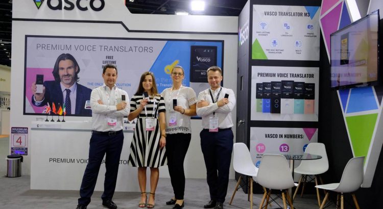 A Vasco Electronics standja a GITEX-en, előtérben a vállalat képviselőivel