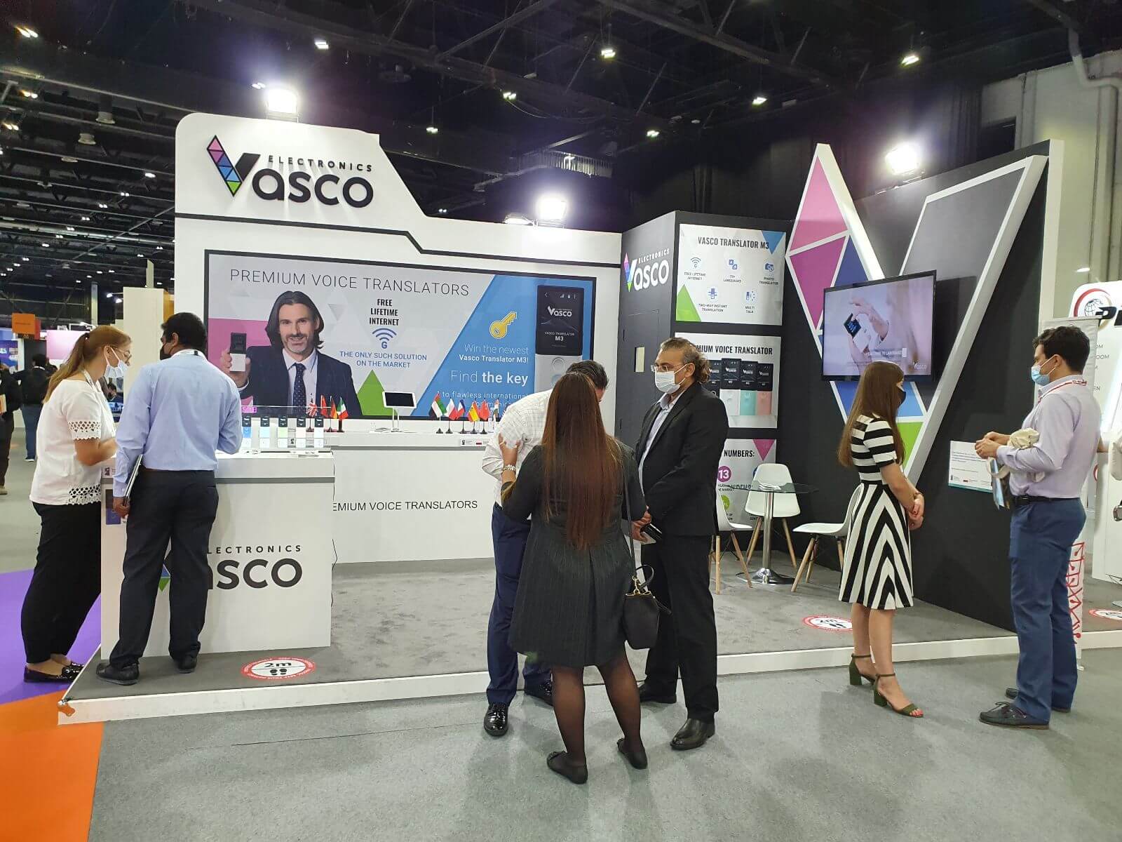 A Vasco Electronics standja a GITEX-en, előtérben a látogatókkal