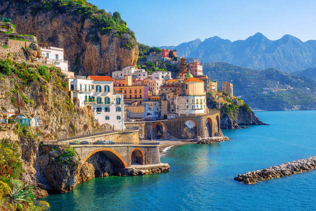 Atrani városa az Amalfi-parton, Sorrento, Olaszország.