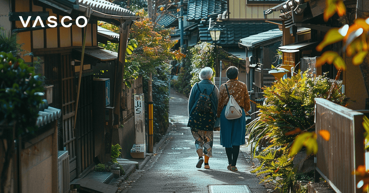 Két idős nő sétál a japán utcán.