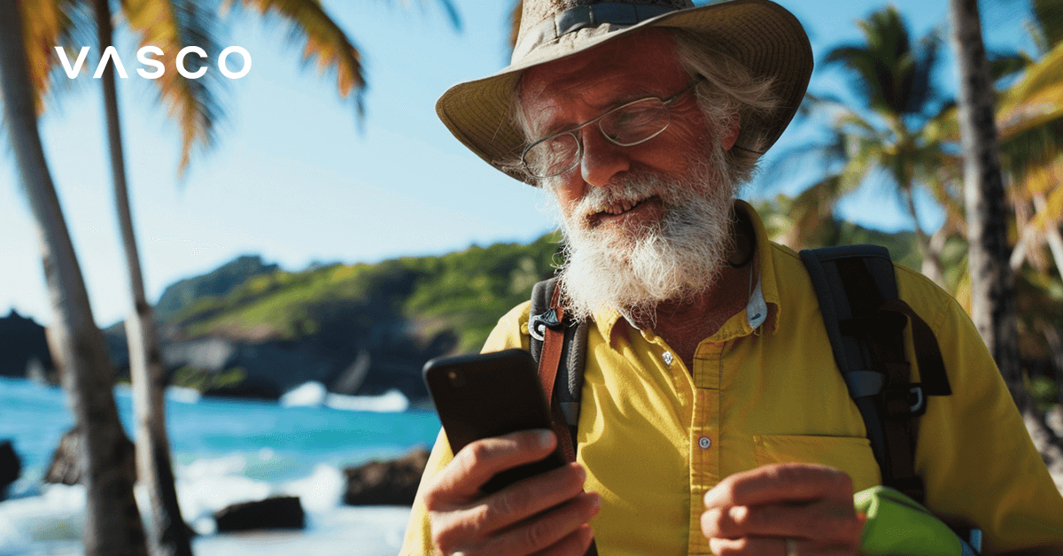 Egy idős férfi a telefonját nézegeti az egzotikus tengerparton.