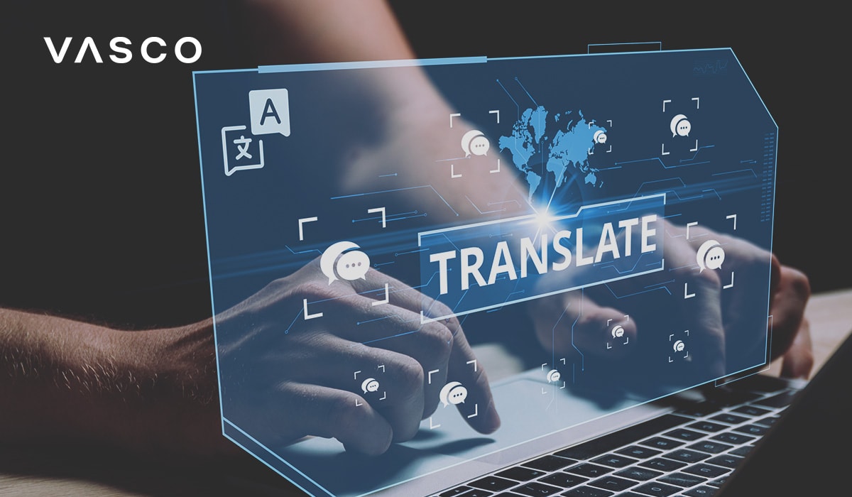 Kezek gépelnek egy holografikus digitális interfésszel rendelkező laptop billentyűzeten, amelyen a „TRANSLATE” szó félkövér betűkkel szedve, kommunikációs ikonokkal, világtérképpel és fordítási szimbólumokkal körülvéve, amelyek fejlett nyelvi fordítási technológiát sugallnak.