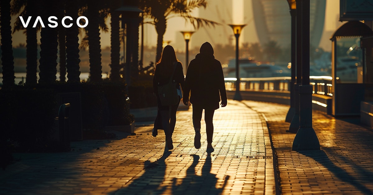 Pár sétál a Dubai Marina sétányán naplementekor