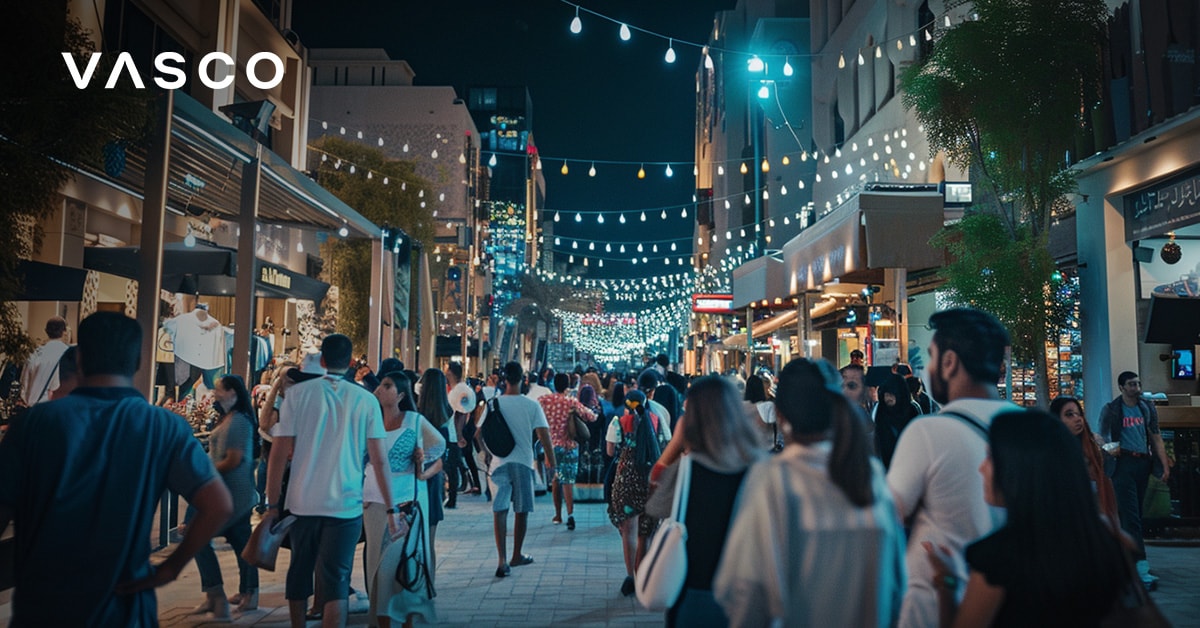 Forgalmas éjszakai piac Dubaiban, vásárlókkal és fényekkel a fejük felett