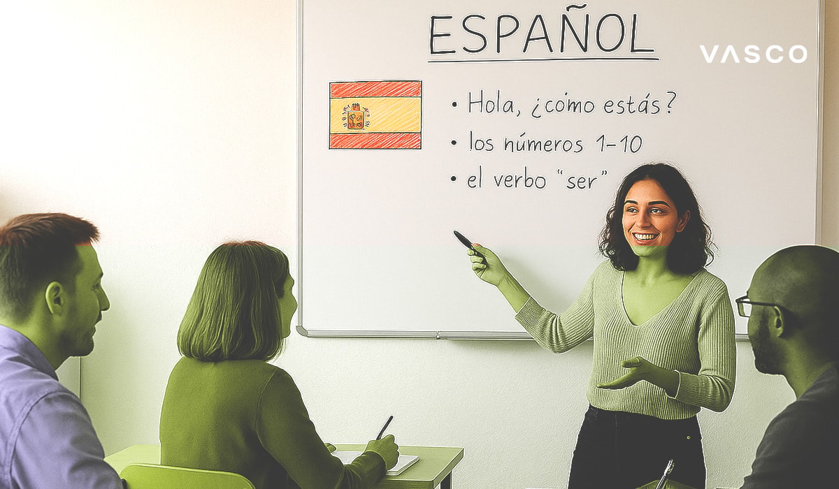 Fiatal nő spanyol nyelvórát tart, és egy kézzel rajzolt spanyol zászló mellett egy táblára mutat, amelyre alapvető spanyol kifejezések vannak írva.