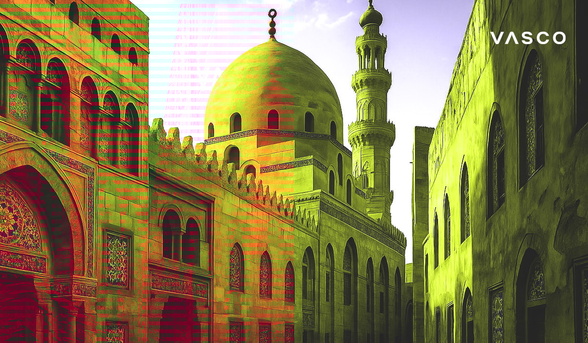 Arany mecset építészete napfény által megvilágított kupolával és minarettel