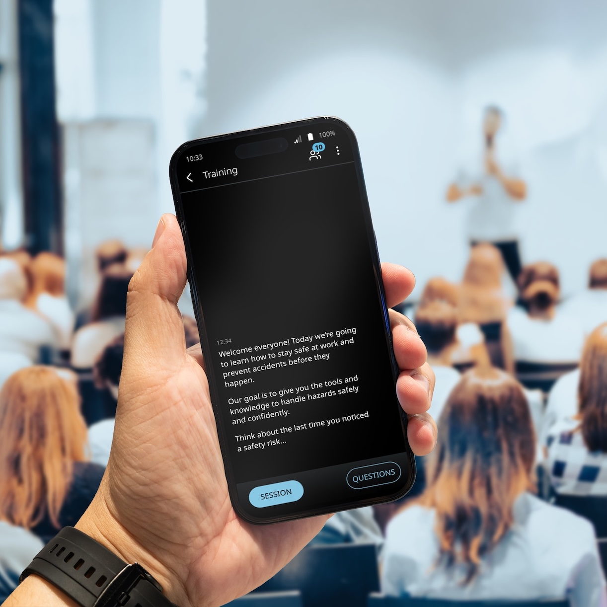 Vasco Audience A zsúfolt teremben előadás zajlik. A férfi a kezében tartja a telefonját, amelyen a Vasco Audience segítségével megjelenik a fordítás