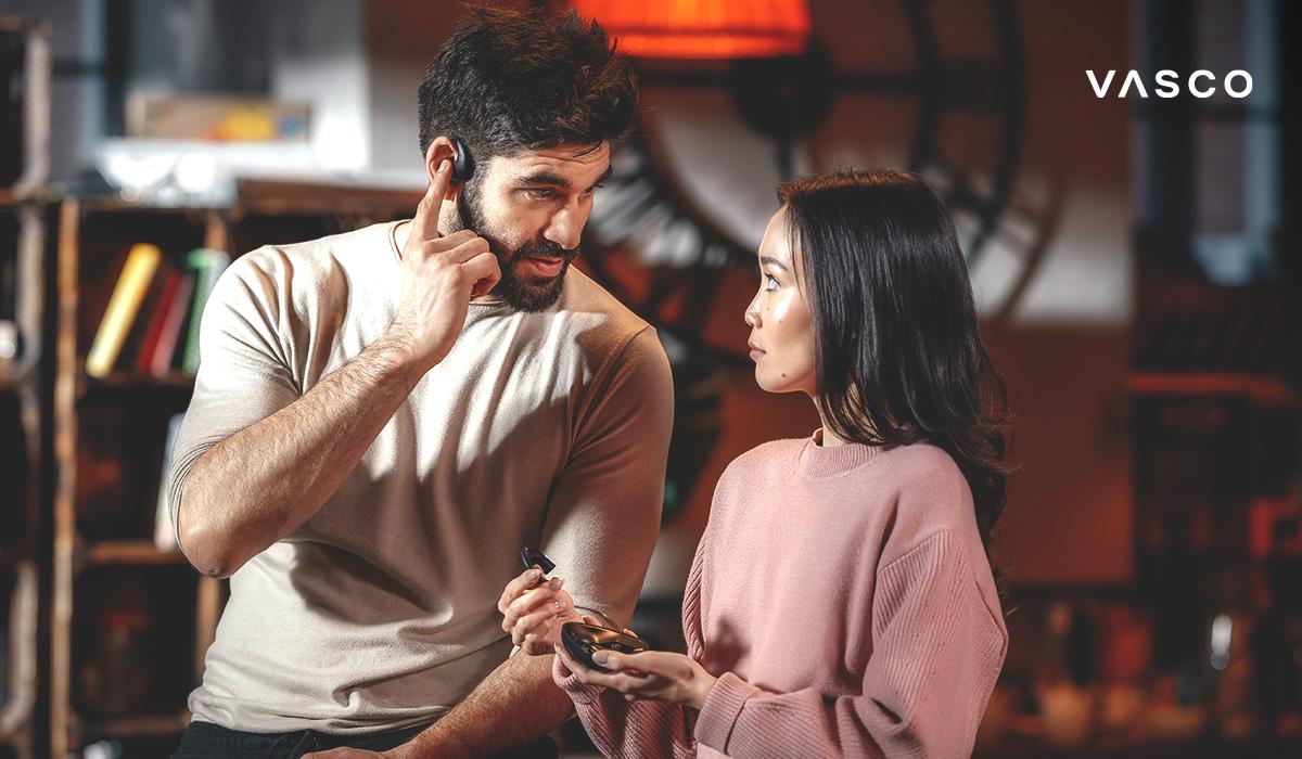 a819397b-56fc-4722-9a0c-0db8bec89807 Férfi és nő beszélget vidáman az utcán a járókelők között.