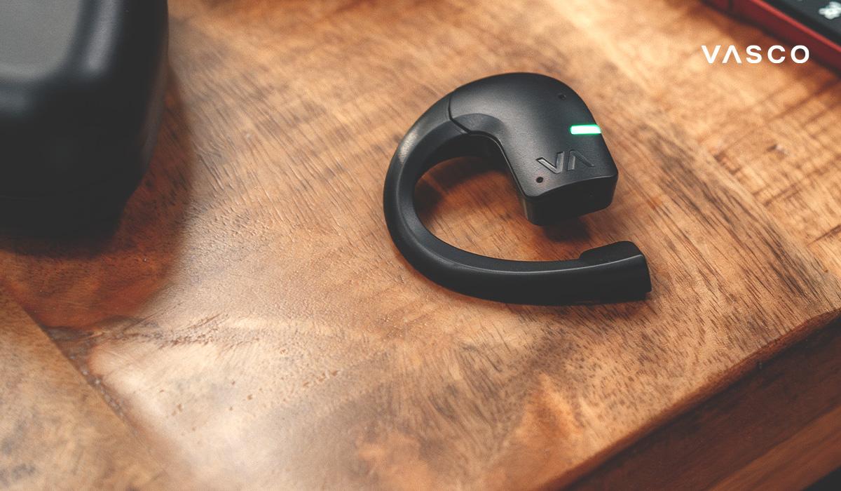 A fordító fülhallgató fekszik az asztalon bekapcsolva.