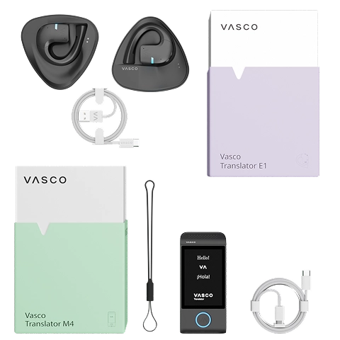 M4 E1 set Vasco Translator E1 szett két vezeték nélküli fordító fülhallgatóval, töltőkábellel, útmutatóval, tasakkal és csomagolással, a Vasco Translator M4 doboza mellett kiállítva a zsinórral és kábellel együtt.