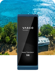 A partvonal mellett parkoló lakókocsi, háttérben a festői víz, mellette a Vasco Translator V4 kobaltkék színben.