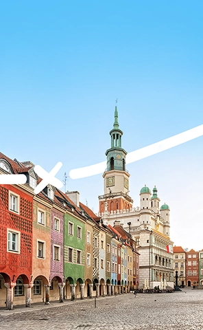 Kilátás Poznań városára színes történelmi házakkal.