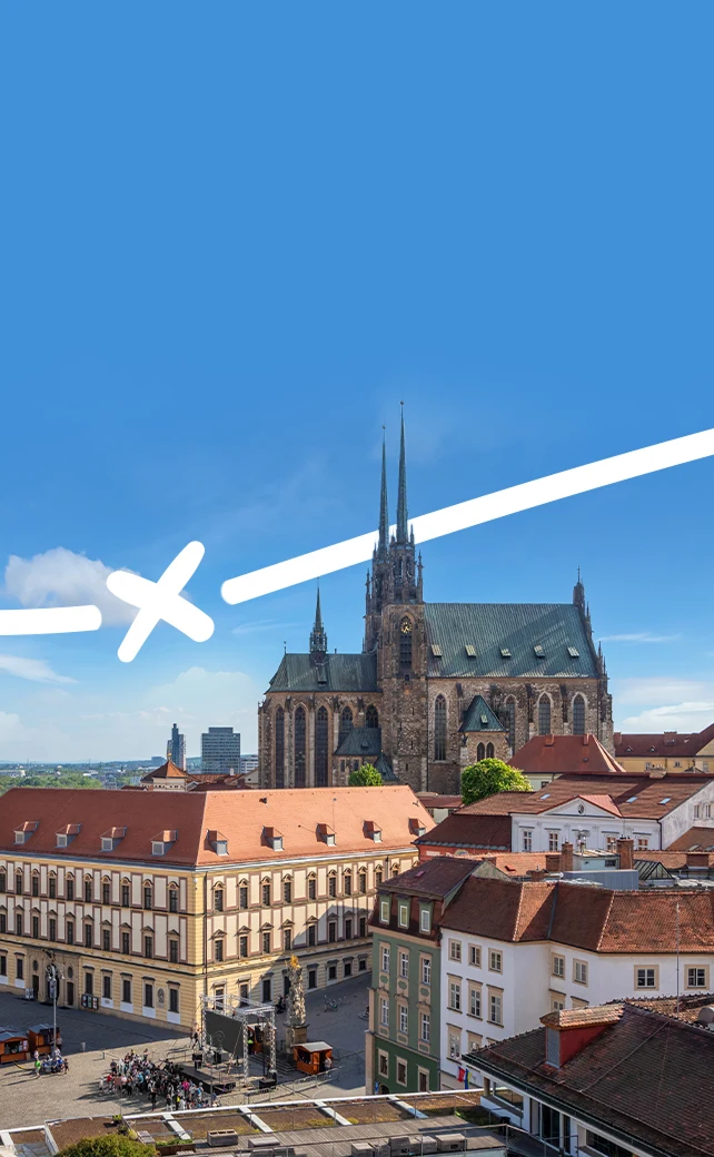 Légifelvétel a történelmi Brno városáról, Csehországban, a Szent Péter és Pál-székesegyházzal és annak kiemelkedő neogótikus ikertornyaival.