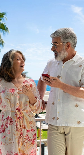 Két idős ember Vasco V4 eszközöket tart a kezében, beszélgetnek egymással, és öt különböző lejátszási sebességet mutatnak be.