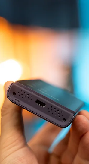 A Vasco Q1 alulról látható, kiemelve az erőteljes hangszóróit.