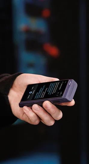 Egy személy Vasco Translator Q1-et tart a kezében.