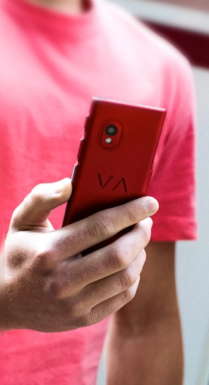 A Vasco Translator V4 hátulnézete, jól látható oldalsó gombokkal.