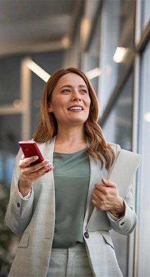 Egy személy átadja a Vasco Translator V4-et egy másik személynek, bemutatja a használatát és kiemeli a 10 általa támogatott fordítómotort.
